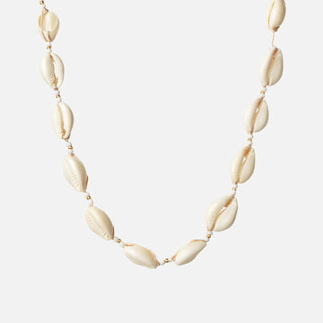 halsband med cowrie-skal